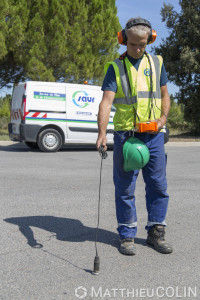 France, Gard (30),  Nîmes. Détection de fuite d'eau par méthode électroacoustique par un agent du groupe Saur.