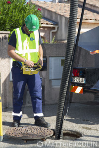 France, Gard (30),  Nîmes. Agent du groupe Saur. Entretien des canalisations d'eau avec un camion d'hydrocurage