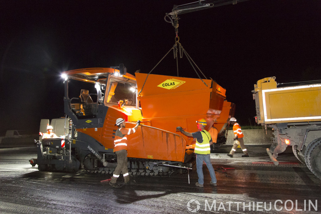 Meyreuil, pose de bitume, travaux de rénovation de chaussées sur l'Autoroute A8, Vinci Autoroute, entre Aix-en-Provence