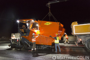 France, Bouches du Rhône (13), Meyreuil, pose de bitume, travaux de rénovation de chaussées sur l'Autoroute A8, Vinci Autoroute,  entre Aix-en-Provence et Nice par Colas Midi Méditerranée