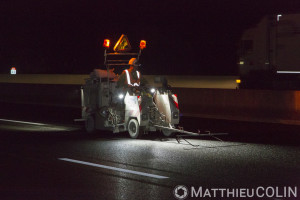 France, Bouches du Rhône (13), Meyreuil, pose de bitume, travaux de rénovation de chaussées sur l'Autoroute A8, Vinci Autoroute,  entre Aix-en-Provence et Nice par Colas Midi Méditerranée