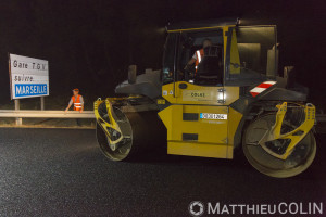 France, Bouches du Rhône (13), Meyreuil, pose de bitume, travaux de rénovation de chaussées sur l'Autoroute A8, Vinci Autoroute,  entre Aix-en-Provence et Nice par Colas Midi Méditerranée