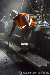 France, Bouches du Rhône (13), Meyreuil, pose de bitume, travaux de rénovation de chaussées sur l'Autoroute A8, Vinci Autoroute,  entre Aix-en-Provence et Nice par Colas Midi Méditerranée