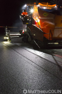 France, Bouches du Rhône (13), Meyreuil, pose de bitume, travaux de rénovation de chaussées sur l'Autoroute A8, Vinci Autoroute,  entre Aix-en-Provence et Nice par Colas Midi Méditerranée