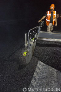 France, Bouches du Rhône (13), Meyreuil, pose de bitume, travaux de rénovation de chaussées sur l'Autoroute A8, Vinci Autoroute,  entre Aix-en-Provence et Nice par Colas Midi Méditerranée