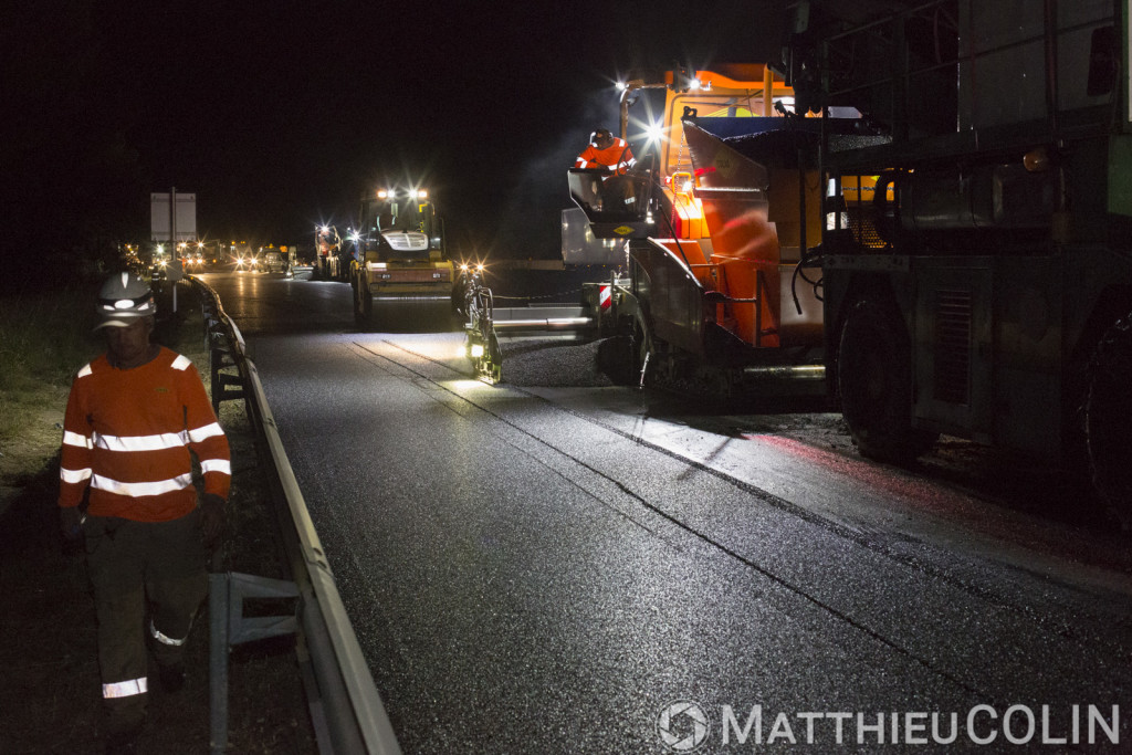 Meyreuil, pose de bitume, travaux de rénovation de chaussées sur l'Autoroute A8, Vinci Autoroute, entre Aix-en-Provence