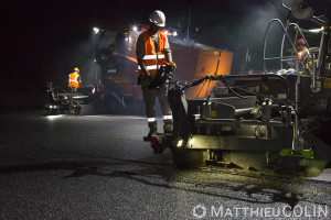 France, Bouches du Rhône (13), Meyreuil, pose de bitume, travaux de rénovation de chaussées sur l'Autoroute A8, Vinci Autoroute,  entre Aix-en-Provence et Nice par Colas Midi Méditerranée