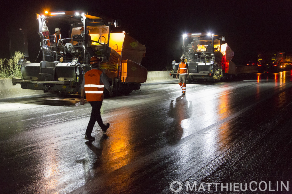 Meyreuil, pose de bitume, travaux de rénovation de chaussées sur l'Autoroute A8, Vinci Autoroute, entre Aix-en-Provence
