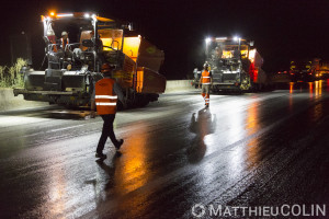 France, Bouches du Rhône (13), Meyreuil, pose de bitume, travaux de rénovation de chaussées sur l'Autoroute A8, Vinci Autoroute,  entre Aix-en-Provence et Nice par Colas Midi Méditerranée