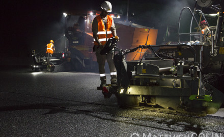 France, Bouches du Rhône (13), Meyreuil, pose de bitume, travaux de rénovation de chaussées sur l'Autoroute A8, Vinci Autoroute,  entre Aix-en-Provence et Nice par Colas Midi Méditerranée