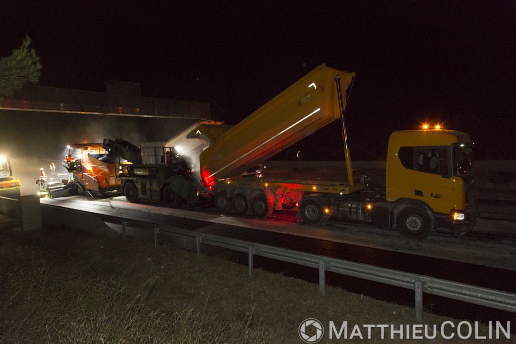 Meyreuil, pose de bitume, travaux de rénovation de chaussées sur l'Autoroute A8, Vinci Autoroute, entre Aix-en-Provence