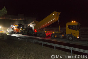 France, Bouches du Rhône (13), Meyreuil, pose de bitume, travaux de rénovation de chaussées sur l'Autoroute A8, Vinci Autoroute,  entre Aix-en-Provence et Nice par Colas Midi Méditerranée