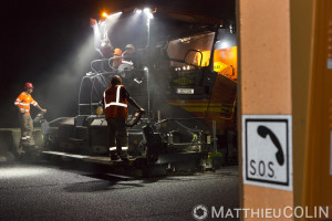 France, Bouches du Rhône (13), Meyreuil, pose de bitume, travaux de rénovation de chaussées sur l'Autoroute A8, Vinci Autoroute,  entre Aix-en-Provence et Nice par Colas Midi Méditerranée