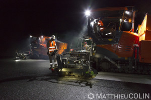 France, Bouches du Rhône (13), Meyreuil, pose de bitume, travaux de rénovation de chaussées sur l'Autoroute A8, Vinci Autoroute,  entre Aix-en-Provence et Nice par Colas Midi Méditerranée