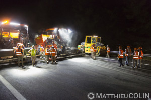 France, Bouches du Rhône (13), Meyreuil, pose de bitume, travaux de rénovation de chaussées sur l'Autoroute A8, Vinci Autoroute,  entre Aix-en-Provence et Nice par Colas Midi Méditerranée