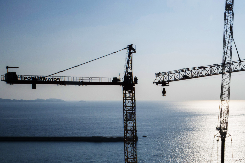 Montage d'une grue entre ciel et mer sur le port de Marseille