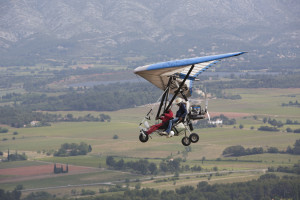 France, Var (83), Pourrières, base Ulm, Association Vol Sainte Victoire, Ela in the Air, week-end organisé par ELA, association de plus de 220 familles, toutes touchées par les leucodystrophies, maladie génétique rare qui entraîne une dégénérescence du cerveau. Vol en ULM multiaxe et pendulaire