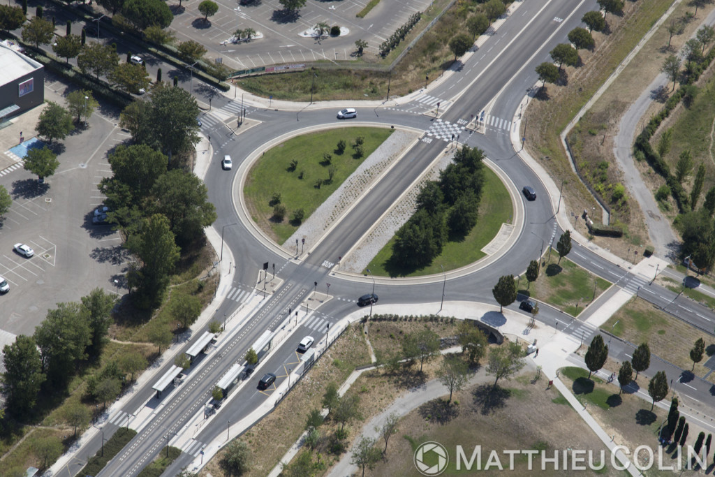 Nîmes, rond point et voie de tramway,avenue francois Mitterrand, Zac du mas des Vignolles entre Cap Costières et le centre