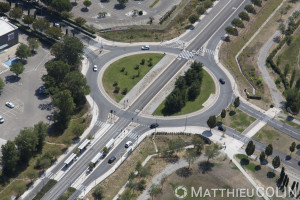 France, Gard (30), Nîmes, rond point et voie de tramway,avenue francois Mitterrand, Zac du mas des Vignolles entre Cap Costières et le centre commercial Carré Sud (vue aérienne)