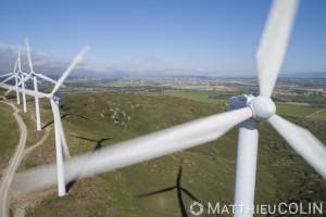 France, Aude (11), Névian, parc éolien de la Grande Garrigue de Névian, composé de 21 éoliennes, turbine gamesa eolica de 0,85MW pour une puissance totale de 17,55 MW, Compagnie du vent LCV, Engie Green, filiale d'Engie spécialisée dans les énergies renouvelables (vue aérienne)