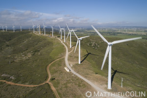 France, Aude (11), Névian, parc éolien de la Grande Garrigue de Névian, composé de 21 éoliennes, turbine gamesa eolica de 0,85MW pour une puissance totale de 17,55 MW, Compagnie du vent LCV, Engie Green, filiale d'Engie spécialisée dans les énergies renouvelables (vue aérienne)