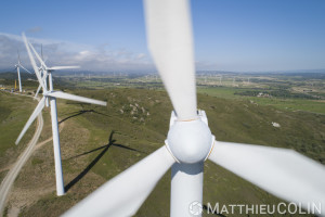 France, Aude (11), Névian, parc éolien de la Grande Garrigue de Névian, composé de 21 éoliennes, turbine gamesa eolica de 0,85MW pour une puissance totale de 17,55 MW, Compagnie du vent LCV, Engie Green, filiale d'Engie spécialisée dans les énergies renouvelables (vue aérienne)