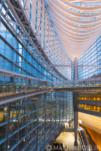 Japon, île de Honshu, région de Kanto, Tokyo, atrium en verre du Tokyo International Forum, édifice de l'achitecte  l'architecte uruguayen Rafael Viñoly//Japan, Honshu Island, Kanto region, Tokyo, glass atrium of the Tokyo International Forum, building of the Uruguayan architect Rafael Viñoly