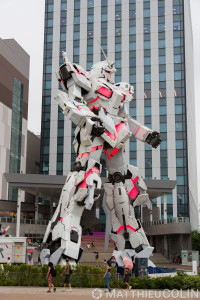 Japon, île de Honshu, région de Kanto, Tokyo, Odaiba, centre commercial DiverCity Tokyo Plaza, statue de Unicorn Gundam//Japan, Honshu Island, Kanto region, Tokyo, Odaiba, DiverCity Tokyo Plaza shopping center, statue of Unicorn Gundam