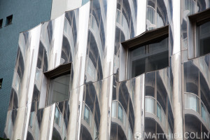 Japon, île de Honshu, région de Kanto, Tokyo, quartier de Shibuya, façade miroir