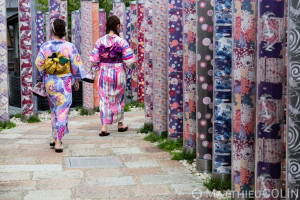 apon, île de Honshu, région de Kansaï, Kyoto, Arashiyama, exposition en plein air sur les tissus//apon, Honshu Island, Kansai region, Kyoto, Arashiyama, outdoor exhibition on fabrics