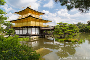 Japon, île de Honshu, région de Kinki, Kyoto, temple bouddhiste Rokuon-ji doré à l'or fin ou temple du Pavillon d'or (Kinkaku-ji) classé au Patrimoine Mondial de l'UNESCO//Japan, Honshu Island, Kinki region, Kyoto, Rokuon-ji Buddhist temple gilded with fine gold or temple of the Golden Pavilion (Kinkaku-ji) listed as World Heritage by UNESCO