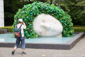 Japon, île de Honshu, préfecture de Kanagawa, parc national de Fuji Hakone, parc de sculptures de Chokokunomori, musée en plein air de Hakone, open air museum, la pleureuse de François-Xavier et Claude Lalanne//Japan, Honshu island, Kanagawa prefecture, Fuji Hakone national park, Chokokunomori sculpture park, Hakone open-air museum, open air museum, the mourner of François-Xavier and Claude Lalanne