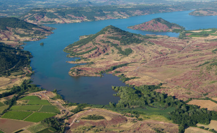 France, Hérault (34), Liausson et Clermont-l'hérault, lac du Salagou et la ruffe, roche rouge (vue aérienne)//France, Hérault (34), Liausson and Clermont-l'hérault, Lac du Salagou and La Ruffe, red rock (aerial view)