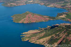 France, Hérault (34), Liausson et Clermont-l'hérault, lac du Salagou et la ruffe, roche rouge, presqu'ile  (vue aérienne)//France, Hérault (34), Liausson and Clermont-l'hérault, Lac du Salagou and La Ruffe, red rock, peninsula (aerial view)