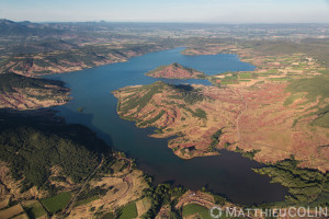 France, Hérault (34), Liausson et Clermont-l'hérault, lac du Salagou et la ruffe, roche rouge, presqu'ile  (vue aérienne)//France, Hérault (34), Liausson and Clermont-l'hérault, Lac du Salagou and La Ruffe, red rock, peninsula (aerial view)