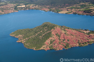 France, Hérault (34), Liausson et Clermont-l'hérault, lac du Salagou et la ruffe, roche rouge, presqu'ile  (vue aérienne)//France, Hérault (34), Liausson and Clermont-l'hérault, Lac du Salagou and La Ruffe, red rock, peninsula (aerial view)