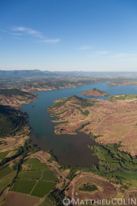 France, Hérault (34), Liausson et Clermont-l'hérault, lac du Salagou et la ruffe, roche rouge (vue aérienne)//France, Hérault (34), Liausson and Clermont-l'hérault, Lac du Salagou and La Ruffe, red rock (aerial view)