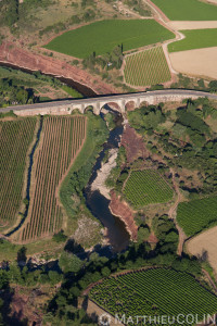 France, Hérault (34), Saont Martin, Cartelst la ruffe, roche rouge, rivière la Lergue (vue aérienne)//France, Herault (34), Saont Martin, Cartelst la ruffe, red rock, la Lergue river (aerial view)