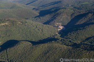 France, Hérault (34), Pézènes-les-Mines, village et chateau (vue aérienne)