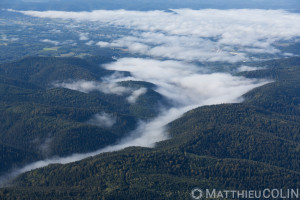 France, Vosges (88), Raon-l'étape et ses forêt sous la brume (vue aérienne).