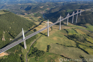 France, Aveyron (12), parc naturel régional des Grands Causses, viaduc de Millau, architectes Michel Virlogeux et Norman Foster, entre le Causse du Larzac et le Causse de Sauveterre au dessus du Tarn (vue aérienne)//France, Aveyron (12), Grands Causses regional natural park, Millau viaduct, architects Michel Virlogeux and Norman Foster, between Causse du Larzac and Causse de Sauveterre above the Tarn (aerial view)