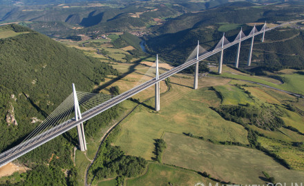 France, Aveyron (12), parc naturel régional des Grands Causses, viaduc de Millau, architectes Michel Virlogeux et Norman Foster, entre le Causse du Larzac et le Causse de Sauveterre au dessus du Tarn (vue aérienne)//France, Aveyron (12), Grands Causses regional natural park, Millau viaduct, architects Michel Virlogeux and Norman Foster, between Causse du Larzac and Causse de Sauveterre above the Tarn (aerial view)