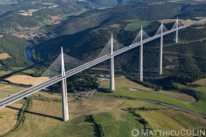 France, Aveyron (12), parc naturel régional des Grands Causses, viaduc de Millau, architectes Michel Virlogeux et Norman Foster, entre le Causse du Larzac et le Causse de Sauveterre au dessus du Tarn (vue aérienne)//France, Aveyron (12), Grands Causses regional natural park, Millau viaduct, architects Michel Virlogeux and Norman Foster, between Causse du Larzac and Causse de Sauveterre above the Tarn (aerial view)