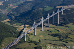 France, Aveyron (12), parc naturel régional des Grands Causses, viaduc de Millau, architectes Michel Virlogeux et Norman Foster, entre le Causse du Larzac et le Causse de Sauveterre au dessus du Tarn (vue aérienne)//France, Aveyron (12), Grands Causses regional natural park, Millau viaduct, architects Michel Virlogeux and Norman Foster, between Causse du Larzac and Causse de Sauveterre above the Tarn (aerial view)