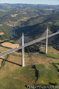 France, Aveyron (12), parc naturel régional des Grands Causses, viaduc de Millau, architectes Michel Virlogeux et Norman Foster, entre le Causse du Larzac et le Causse de Sauveterre au dessus du Tarn (vue aérienne)//France, Aveyron (12), Grands Causses regional natural park, Millau viaduct, architects Michel Virlogeux and Norman Foster, between Causse du Larzac and Causse de Sauveterre above the Tarn (aerial view)