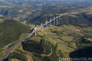 France, Aveyron (12), parc naturel régional des Grands Causses, viaduc de Millau, architectes Michel Virlogeux et Norman Foster, entre le Causse du Larzac et le Causse de Sauveterre au dessus du Tarn (vue aérienne)//France, Aveyron (12), Grands Causses regional natural park, Millau viaduct, architects Michel Virlogeux and Norman Foster, between Causse du Larzac and Causse de Sauveterre above the Tarn (aerial view)