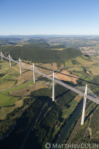 France, Aveyron (12), parc naturel régional des Grands Causses, viaduc de Millau, architectes Michel Virlogeux et Norman Foster, entre le Causse du Larzac et le Causse de Sauveterre au dessus du Tarn (vue aérienne)//France, Aveyron (12), Grands Causses regional natural park, Millau viaduct, architects Michel Virlogeux and Norman Foster, between Causse du Larzac and Causse de Sauveterre above the Tarn (aerial view)