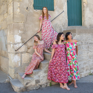 Collection 2020, l'été de Jeanne, En plein coeur d'Arles, une petite boutique de vêtements féminins,
chaleureuse, conviviale, un brin comme chez soi. Pleine de jolies créations de prêt à porter, au quotidien, comme en vacances.
Des couleurs lumineuses, gaies, des tenues originales, on ne peut plus féminines,
décontractées, pour des filles bien dans leurs baskets.