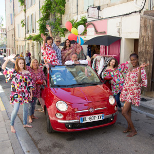 Collection 2020, l'été de Jeanne, En plein coeur d'Arles, une petite boutique de vêtements féminins,
chaleureuse, conviviale, un brin comme chez soi. Pleine de jolies créations de prêt à porter, au quotidien, comme en vacances.
Des couleurs lumineuses, gaies, des tenues originales, on ne peut plus féminines,
décontractées, pour des filles bien dans leurs baskets.