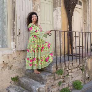 Collection 2020, l'été de Jeanne, En plein coeur d'Arles, une petite boutique de vêtements féminins,
chaleureuse, conviviale, un brin comme chez soi. Pleine de jolies créations de prêt à porter, au quotidien, comme en vacances.
Des couleurs lumineuses, gaies, des tenues originales, on ne peut plus féminines,
décontractées, pour des filles bien dans leurs baskets.